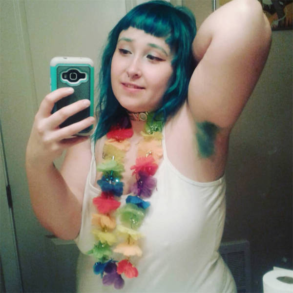 Феминистка в ванной. Разноцветные волосы на подмышках. Крашеные волосы на подмышках. Цветные волосы подмышками.