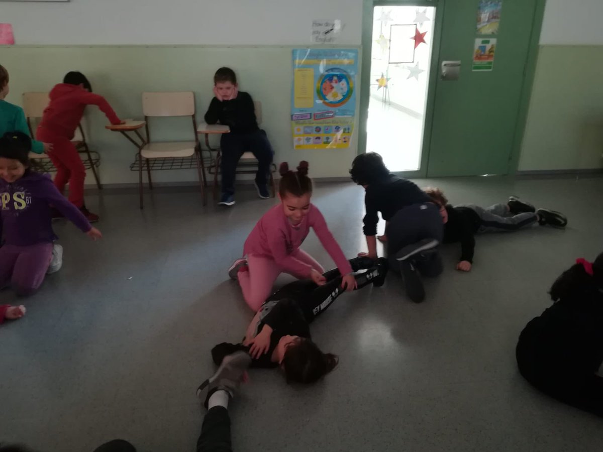 escolallorers's tweet photo. Els alumnes de 1r, el dimarts passat, vam aprendre moltíssim amb @hc2oportunidad: les passes a seguir quan hi ha algú inconscient, a on hem de trucar i el que hem de dir. Vam practicar la posició lateral de seguretat i la vam fer molt bé! Moltes gràcies per tan important visita! https://t.co/ZSqVv2lMFi