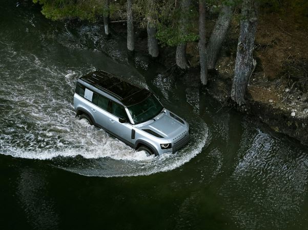 W A D E: Defender’s ability to wade up to a depth of 900mm makes water crossings possible. Find out more about the DEFENDER here: autobolandlandrover.ie/defender #LandRover #Defender2020