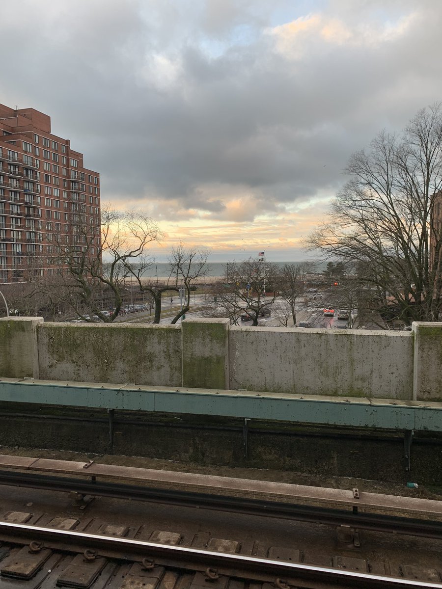 volpela's tweet image. My view from the #subway platform this morning. Yay! 👏🏼🎊 For it finally getting brighter earlier in the morning.  ☀️🏖

#springisonitsway #Brooklyn #beach