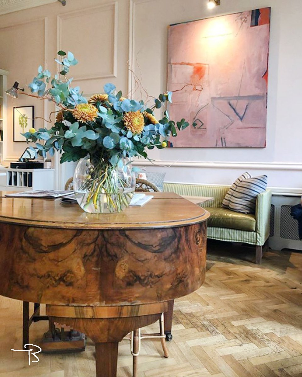 Is it just us, or is the idea of draping yourself across the piano as a new bride rather tempting? 😏#BinghamRiverhouseWeddings

📸: @calliopan