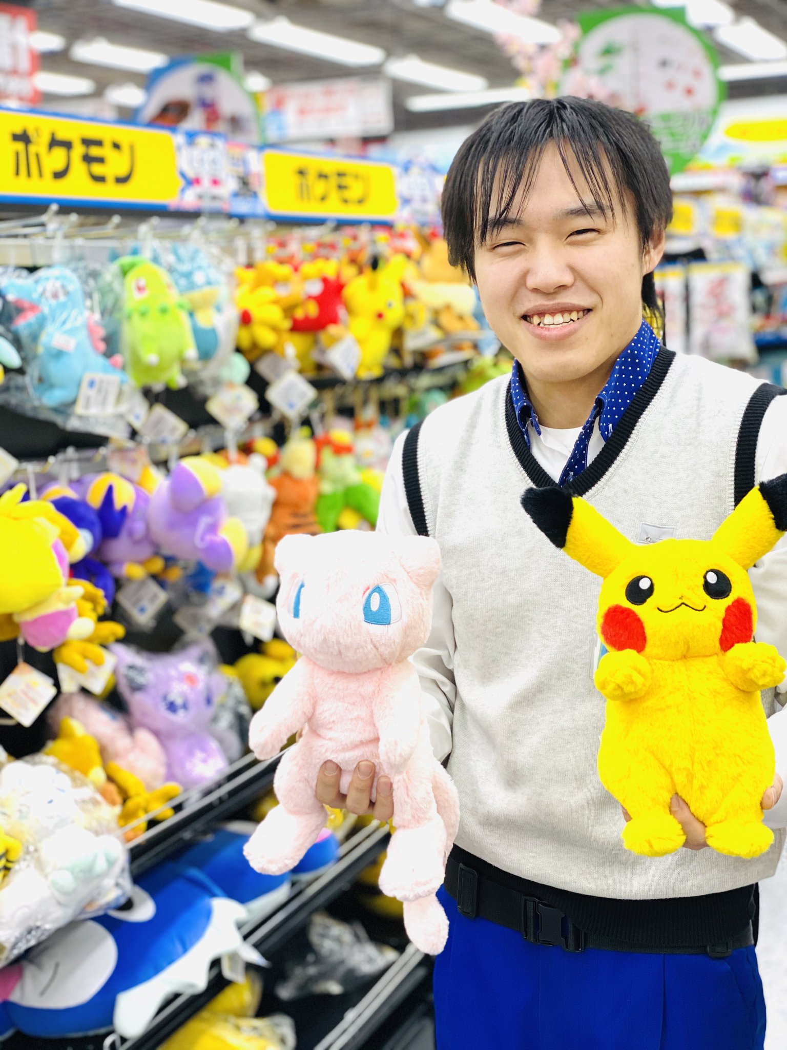 ヨドバシカメラ 仙台店 今日はポケモンの日 24年前の今日は初代 ポケモン の発売日 ポケモントレーナーの社員たちも盛り上がってますよ ヨドバシ仙台 ではポケモングッズを数多くご用意しています T Co