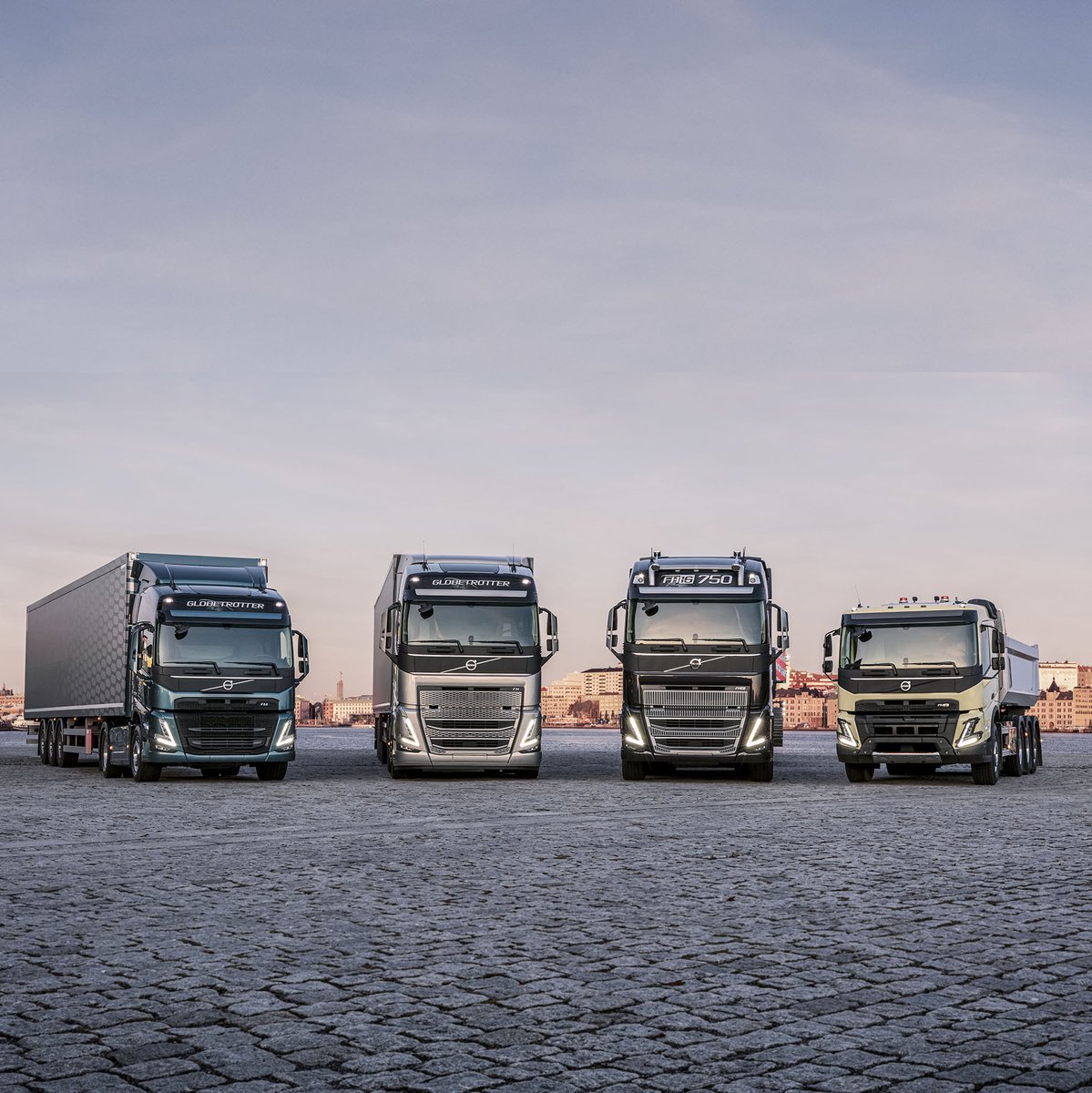 VolvoTrucks_de's tweet photo. Volvo Trucks bringt eine neue Generation von schweren Lkw auf den Markt, bei denen der Fahrer im Mittelpunkt steht. Im Fokus: Fahrerumgebung, Sicherheit und Produktivität. 
Alle Informationen unter: https://t.co/3OFIAnnXHK
#volvotrucks https://t.co/OdYDPDp9VD