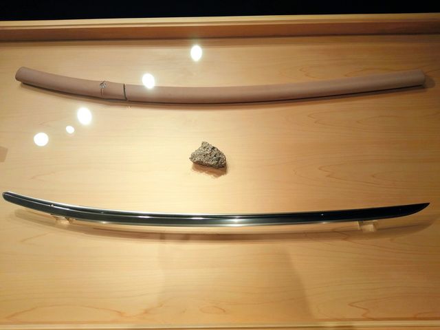 朝日新聞デジタル 鬼滅の刃 の人気 あやかりたい たたら初の黒刀完成 T Co Vfsu7gob5h 鬼滅の刃 にも登場する黒い刀 島根県奥出雲町が 伝統的な たたら製鉄 の技で作り上げました その名も 黒刀 月下の笹 Moonsasa デザイナーは