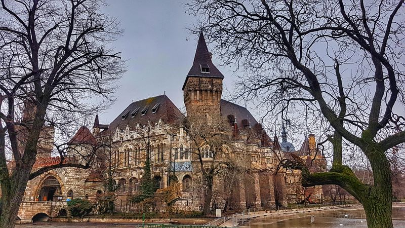 Janonautas's tweet photo. Jó reggelt! Foto de hoy: #BUDAPEST. El parque #Városliget es el más grande de la ciudad. En él se puede visitar el Castillo de #Vajdahunyad construido para la Expo de 1896. Actualmente alberga un museo.
@VisitBudapest @welovebudapest 
#budapestcard #visitbudapest #budapestinfo https://t.co/3c1cYXE9OC