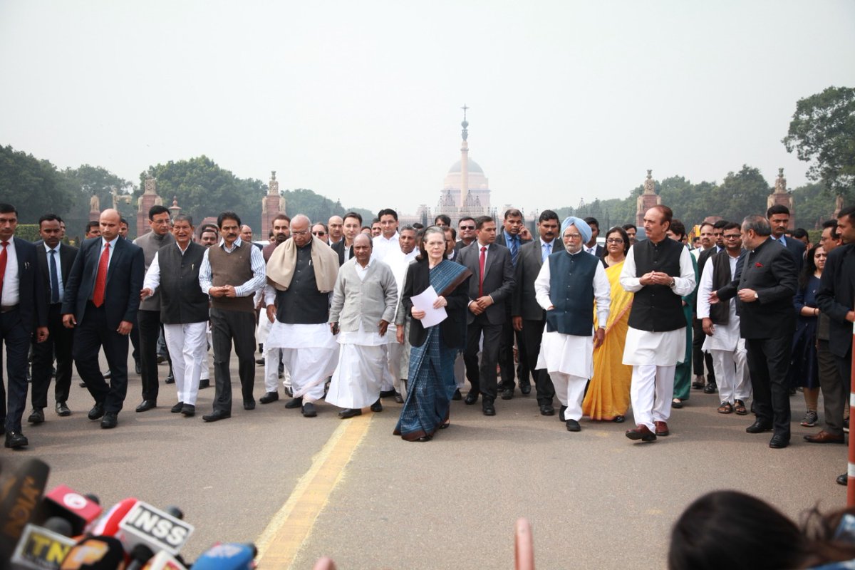 AdnanAhmadSidd's tweet image. कांग्रेस अध्यक्ष सोनिया गांधी जी, पूर्व प्रधानमंत्री मनमोहन सिंह जी और पार्टी के अन्य नेताओं ने दिल्ली हिंसा को लेकर राष्ट्रपति जी को ज्ञापन सौंपा। 

सोनिया जी ने कहा कि पथराव और लोगों की हत्या के दौरान केन्द्र सरकार और दिल्ली सरकार मूक दर्शक बनी रही।

#AmitShahResign