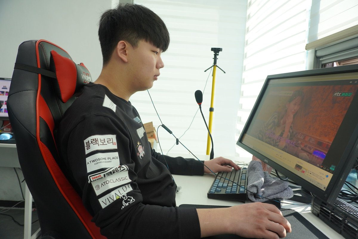 GOnGOPrince's tweet photo. #
APK PRINCE #PUBG 팀❗️
오늘 2월27일 2020 #PGS 오후 5시 30분 시작합니다🥰
온라인으로 진행되며 많은 응원부탁드립니다!
배그팀 관련 #이벤트 도 준비중이니 기대해주세요👏
더 많은 사진은 #APKPRINCE 팀 페이스북으로 와주세요!
#배그 #배틀그라운드 #배그대회 #베를린 https://t.co/FBjM9iTxMJ