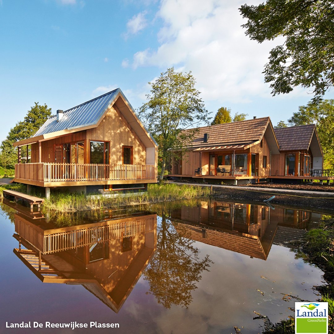 Op Landal De Reeuwijkse Plassen kun je vanuit je woning zo ’t water op! 🏊 Of je nou wil suppen, varen of gewoon even een frisse duik wil nemen… het kan allemaal! 🚣 🛥️ 

En… wanneer kom je langs? 😉 bit.ly/ReeuwijksePlas…