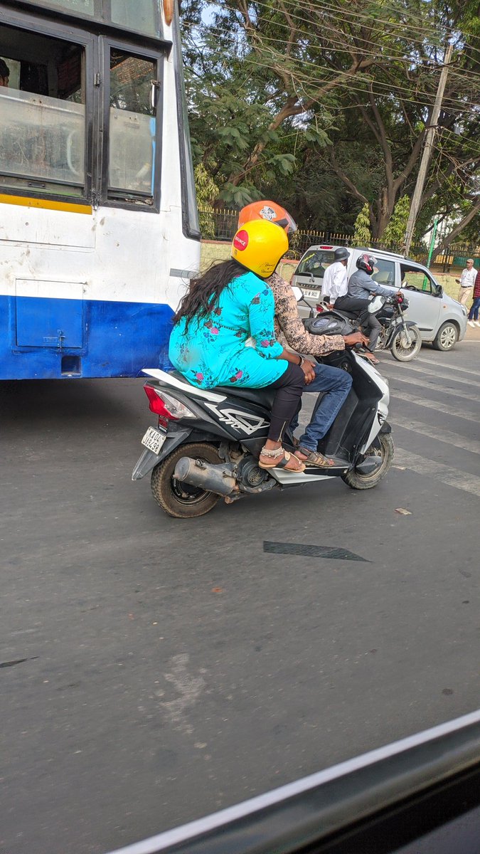 SharanSHiremath's tweet photo. @bounceshare Ufff! This is ridiculous!!!Found 3 helmet stealers yesterday at the same location(Yelahanka). Please take necessary actions for these such that they should understand next time before using others property. By these kind of people bounce users are not finding helmets https://t.co/oQ4dzt1uQi
