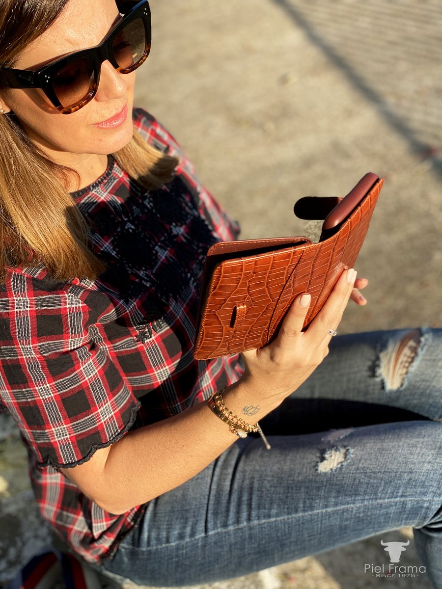 PielFrama's tweet photo. Piel, Diseño y Calidad, una combinación, que en Piel Frama, tenemos muy presente.
Piel Frama te distingue.
https://t.co/crDEkvulyY
#diseño #piel #funda piel #iphone https://t.co/UjcFvuxApK