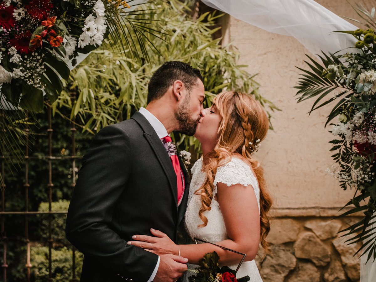 Besos, besos y más besos 💋
.
#fotografosdeboda #boda #bodasreales