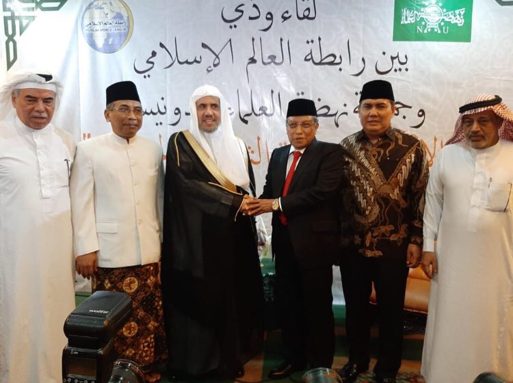 nahdlatululama's tweet photo. Sekjen Rabithah A’lam Islamy Syaikh Muhammad bin Abdul Karim Al-Isaa bersilaturahim dengan Ketua Umum PBNU Kiai Said Aqil Siroj (@saidaqilsiroj53) di PBNU siang ini.

Dalam kesempatan itu, Kiai Said diberi hadiah bagian kiswah dan Masjidil Haram. https://t.co/yRlHsvIoTK