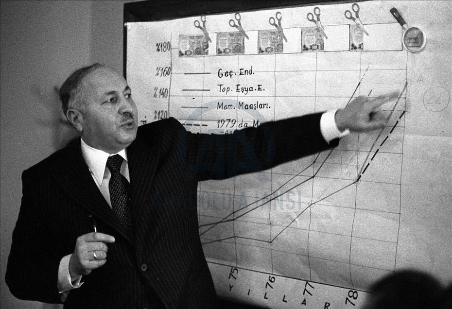 sezer_lmaz's tweet photo. Yine bugün herkes Necmettin Erbakan hocamızı paylaşacak. 'Ahh Hocam Ahh' diye hayıflanılacak. Yine tarihe damga vuran sözleri paylaşılacak. Peki hocamızın ideallerini, projelerini kim hayata geçirecek. Asıl soru anmak mı, anlamak'mı?
#NecmettinErbakan https://t.co/0YJyV6Xamg