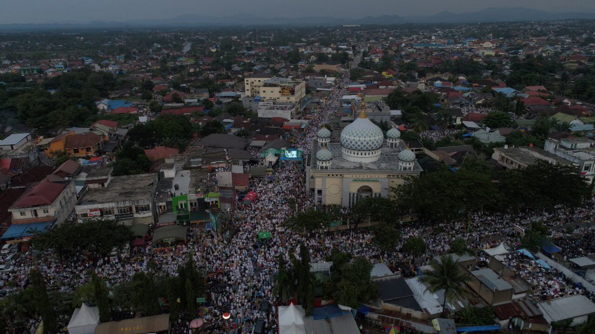 mujibrhmn_'s tweet photo. Jelang Haul Abah Sekumpul Ke-15 ,Haul Terbesar se-Asia Tenggara. Jalanan Martapura-Banjarbaru sudah mulai padat. Mudahan selamatan berataan yang dari jauh2 bahkan ada dari papua yg sudah datang🙏 https://t.co/T7R7AxMio4