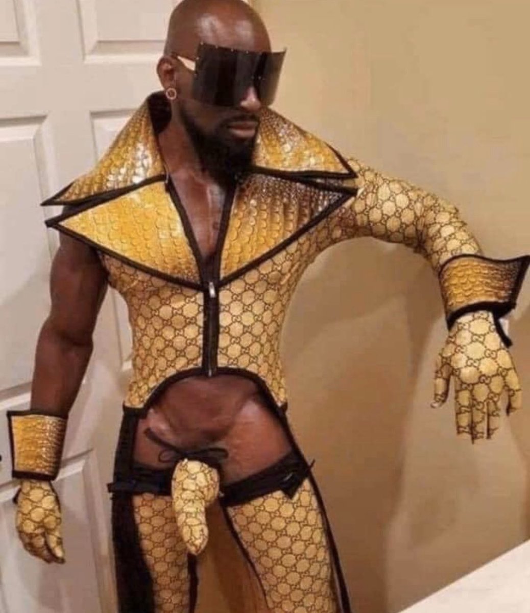ybeserius's tweet photo. Wilder trying out a new ring walk outfit for the Fury rematch! 

#fury #wilder #furywilder3 https://t.co/bGavKlD3Bm