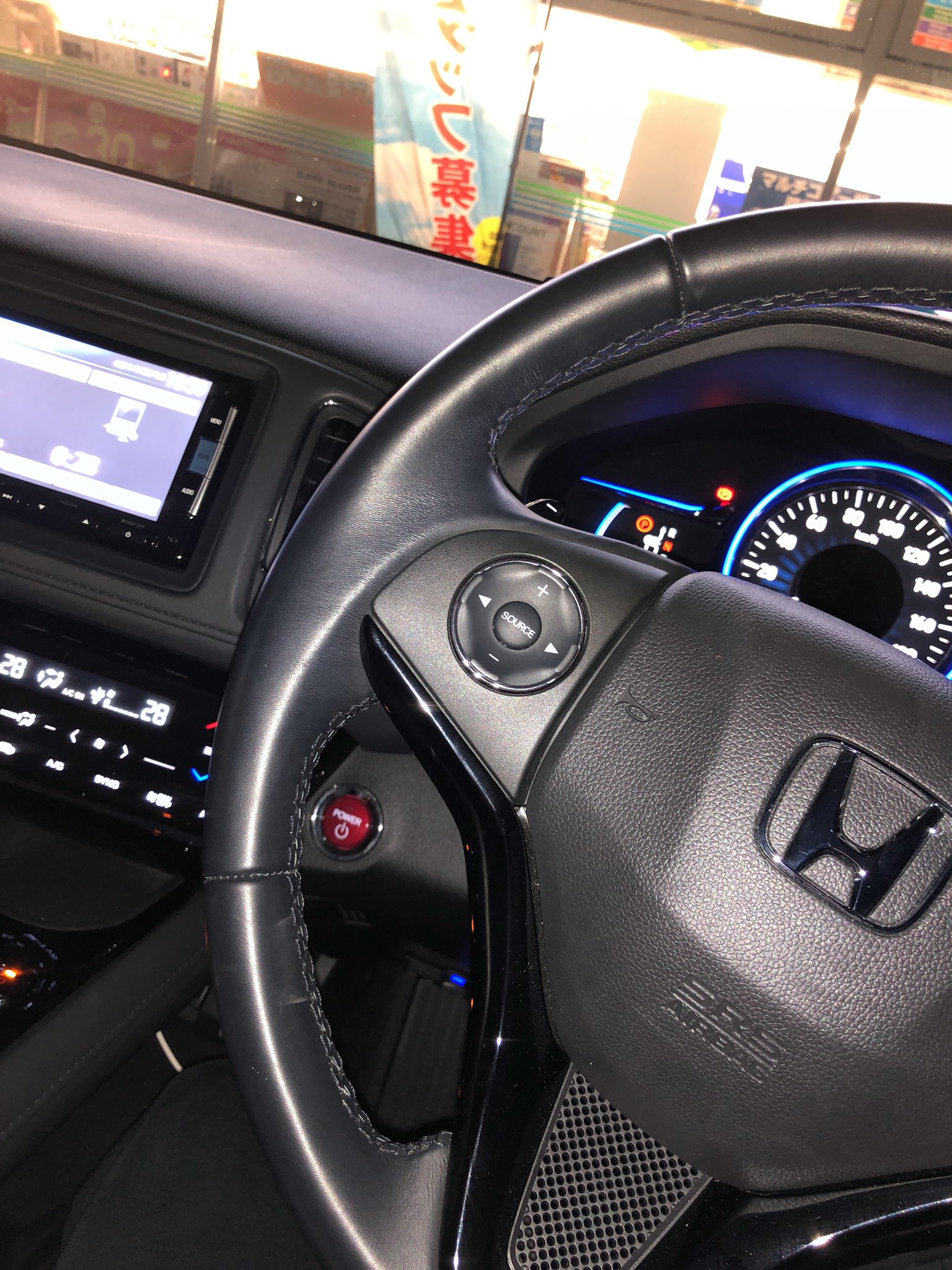 タニグチトモミ 車を購入しました 出費痛いけど 頑張る色々 Honda ヴェゼル ハイブリッド ルーセブラックメタリック ヴェゼル女子 ヴェゼル乗りと繋がりたい オススメの ちょいいじり 教えて欲しい