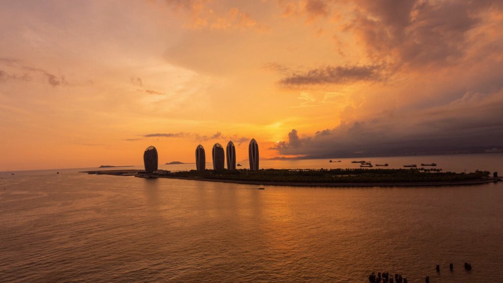 HwebMedia's tweet photo. Longyue Bay #Hotel is located in the core area of Sanya City. With convenient transportation, you can easily hang out in the streets of #Sanya. 💃Also it is close to all major scenic spots in Sanya. Of course, you can see the most beautiful #seascape in Sanya here.🌌🌠 #2020 https://t.co/rLjrfUuPjK