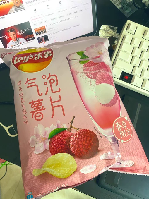 Cherry blossom litchi soda flavor 

Actually tasty. You can feel the texture of soda water bubble like how?????? 