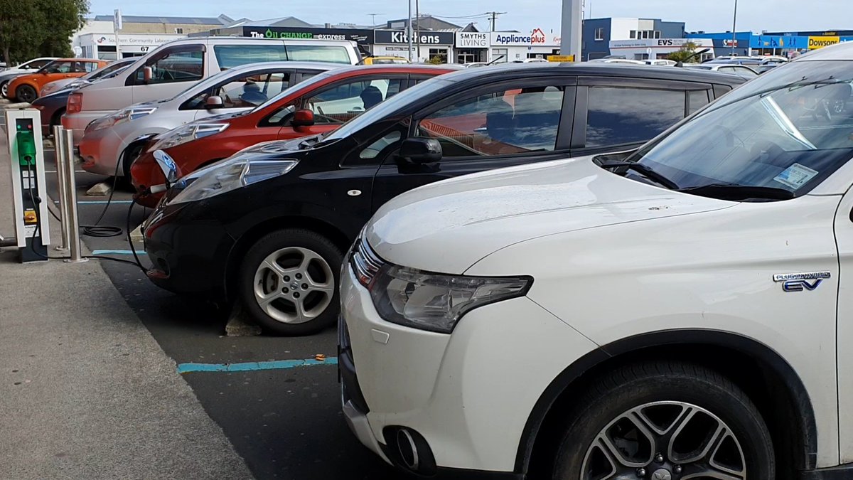 economosaurus's tweet photo. It brings a smile to my face seeing so many EVs spontaneously gather in one spot. Expect sights like this to soon become an every day occurrence! #EVfutureNZ https://t.co/wTicbrGV8n