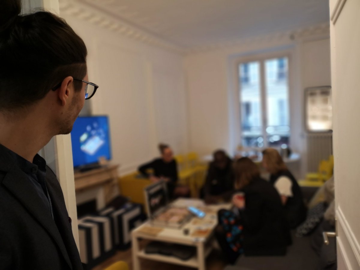 Workshop sur la #gamification, 1ère session du jour. Conférence et démo du kit Serious Games... Les invités se prennent au jeu 🤫