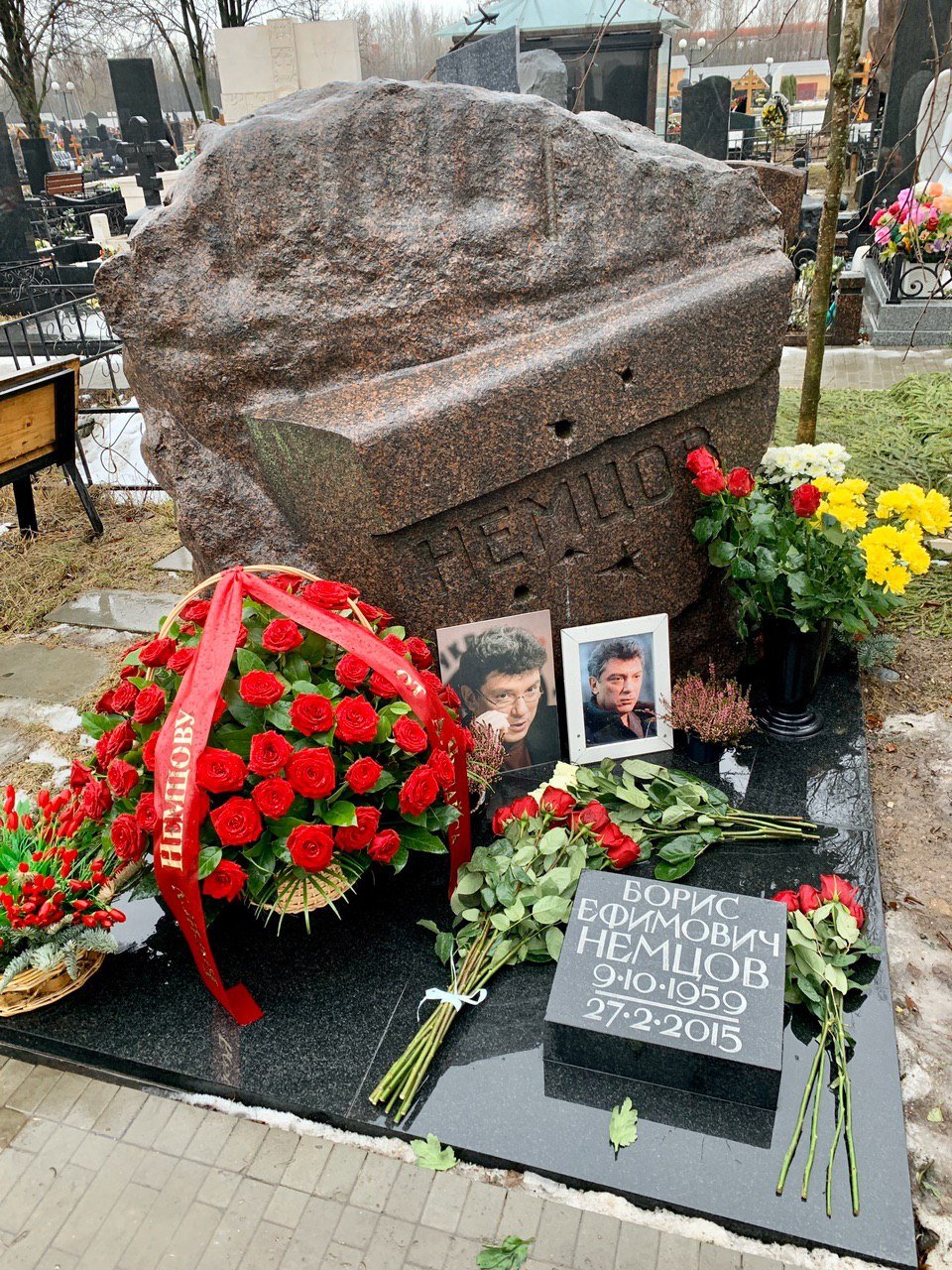 Могила Бориса Немцова на Троекуровском кладбище. Троекуровское кладбище могила Немцова. Троекуровское кладбище могилы.