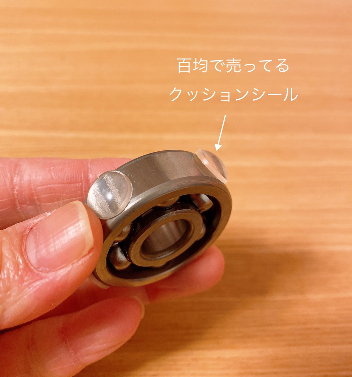 なちゅ ハンドスピナー 音がしないやつがあるんですよー 外側が干渉して音 が鳴るので 精度の高いのだったら鳴らないです 私もあの摩擦音が苦手でかなり探しました でも結局 大きめのベアリングを直接回すのが1番静かで全く音がしないという結論に