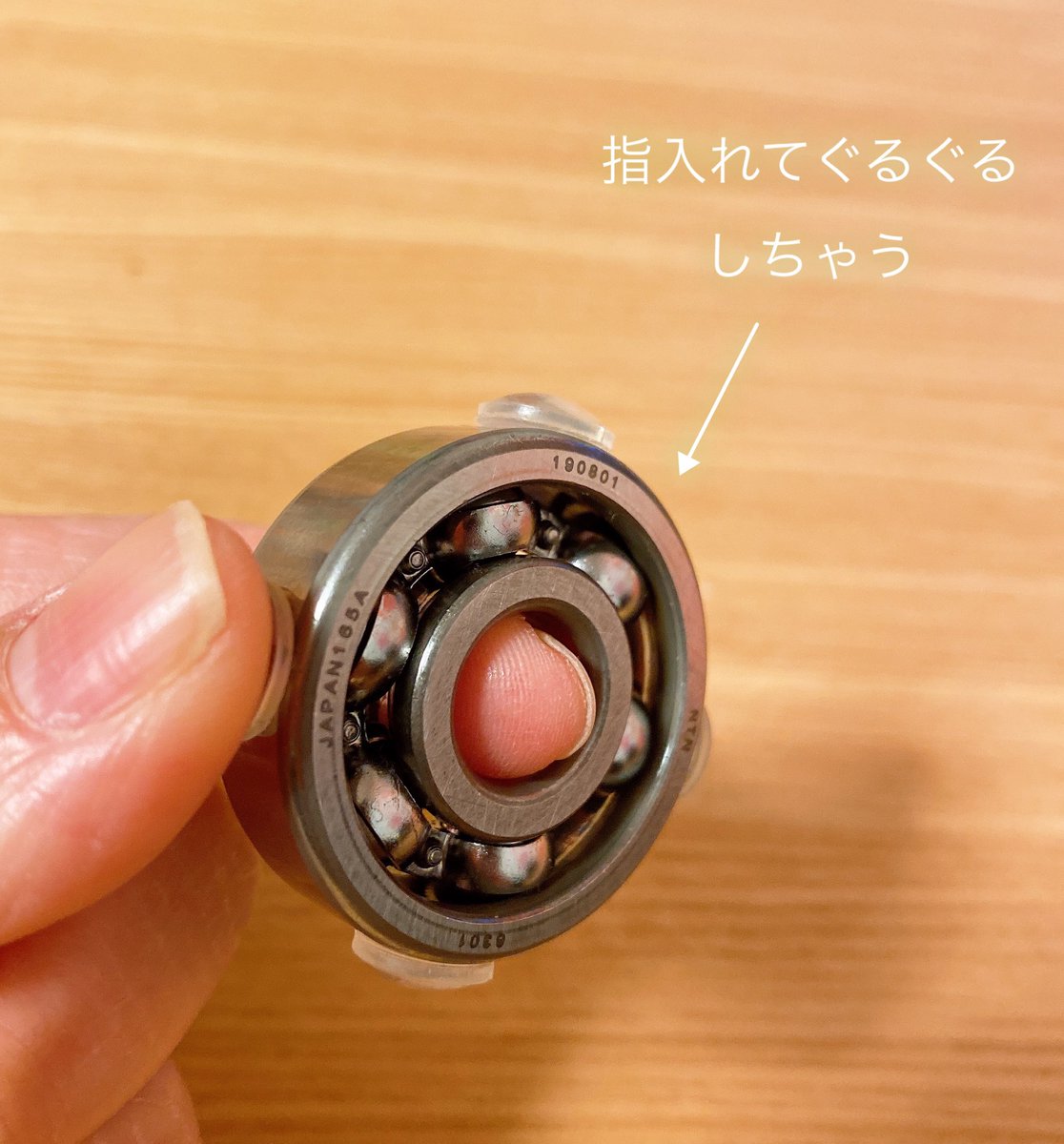 なちゅ ハンドスピナー 音がしないやつがあるんですよー 外側が干渉して音 が鳴るので 精度の高いのだったら鳴らないです 私もあの摩擦音が苦手でかなり探しました でも結局 大きめのベアリングを直接回すのが1番静かで全く音がしないという結論に