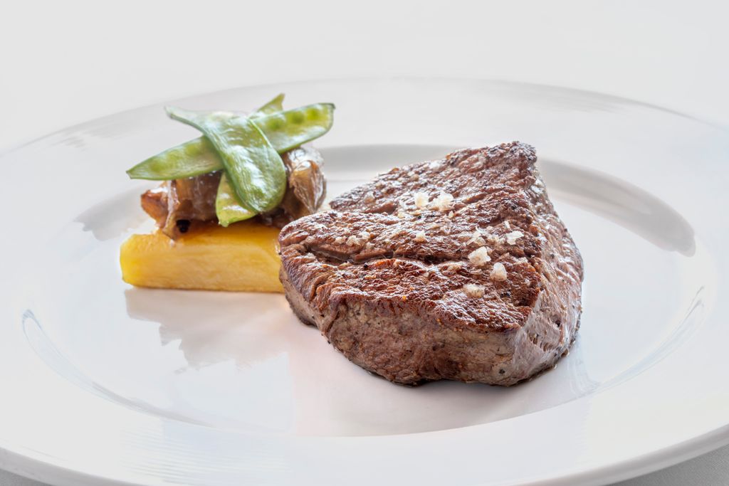 Bonito de ver... ¡delicioso de comer! Ven a probar nuestro Solomillo a la brôche con cinco pimientas y su lingote de patata. Reserva aquí: buff.ly/2RikiXF #VenaSamarkanda