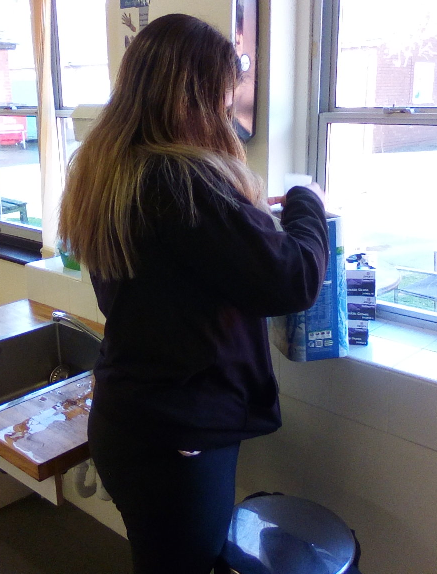 DCIndependence1's tweet photo. Cerys has been super busy, learning to use the washing machine in her independence session, helped by our wonderful support staff. #inaspin #independencematters @DerwenCollege https://t.co/NUnsYP9Msy