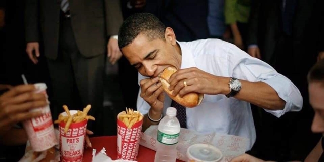 _C_Best_'s tweet photo. #YTN_사과해 :))) Winner, Obama came to Vietnam and ate "banh mi" (bread). I proud of Vietnam - my country. Korea, let's apologize to Vietnam right now!😇😇🙂🙃😏 https://t.co/gcD2VfavaC
