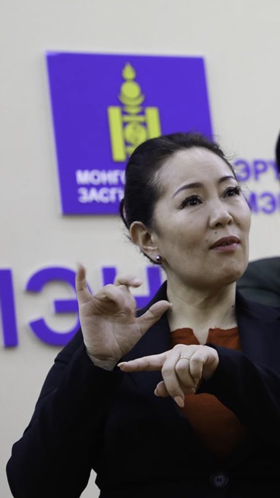 Энэ хүн ажлаа сэтгэлээсээ, чадварлаг хийхээс гадна МЭРГЭЖИЛ гэж юу болохыг бидэнд харуулж байна. Хүн бүр өөрт оногдсон ажлаа энэ хэлмэрч шиг хийхэд л Монгол улс хөгжих юм шүү дээ. Хэлэх үг байна уу, мянган жилийн дараа биднийг жаргаах гээд байгаа дарга нар аа!