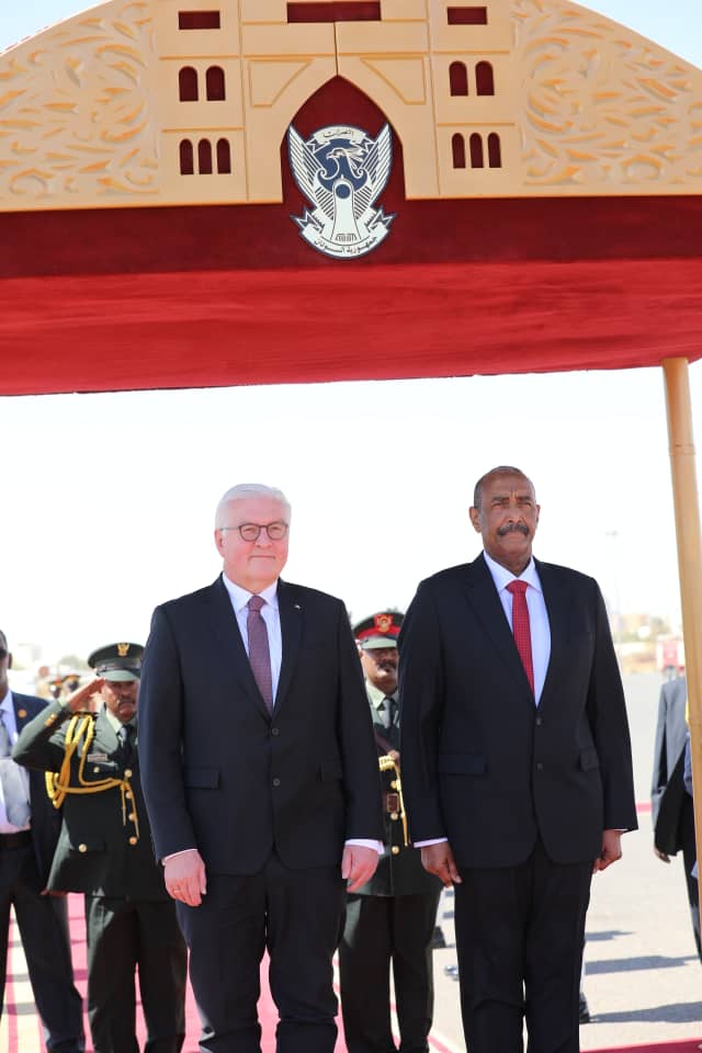 🔴جانب من وصول الرئيس الالماني الى السودان وفي استقباله رئيس مجلس السيادة #الرئيس_الالماني_في_السودان 🇸🇩🇩🇪