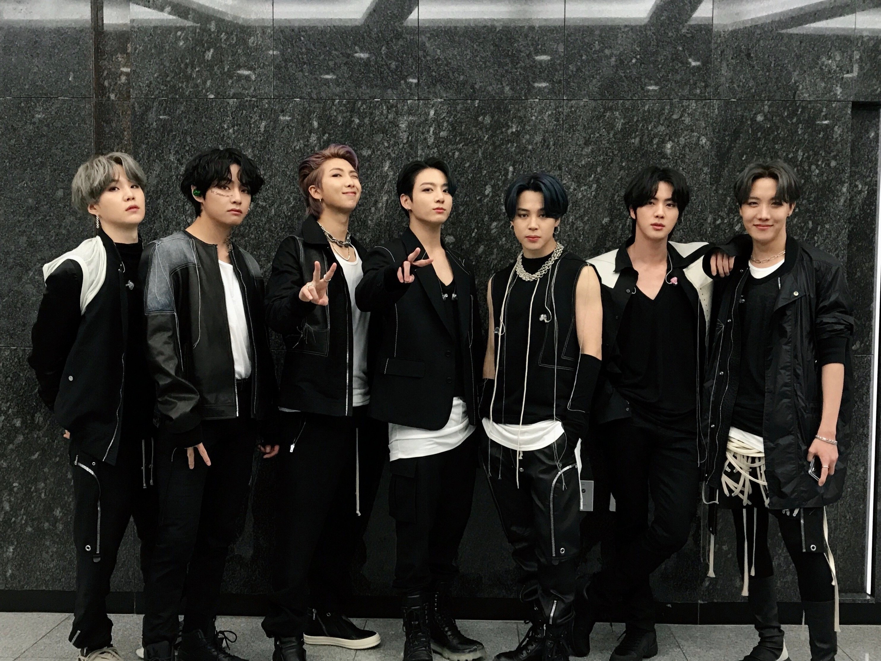 Mari K Fashion 本日のmカでのbts On の衣装も Rick Owens がメインなのですが シーズンが混じっていたり 19s Sが多い気がする リックのよりカジュアルなライン Drkshdw のアイテムもあったりと特定垢泣かせ コレクションでの近いアイテムを