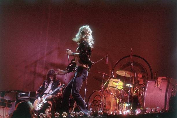 crockpics's tweet photo. Led Zeppelin performing in 1977. Photo by Hulton Archive. https://t.co/xryc833ktt