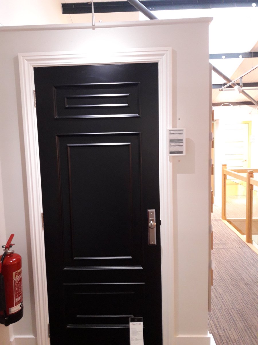 ESLs_DSELs's tweet photo. @HerbertLion installing @ToddDoors Bournemouth. This is the 6th Todd Doors site to go live with our @SOLUMESL #esl #innovation #digitalpricetickets #digitalshelflabels https://t.co/YKfFQW0ROU