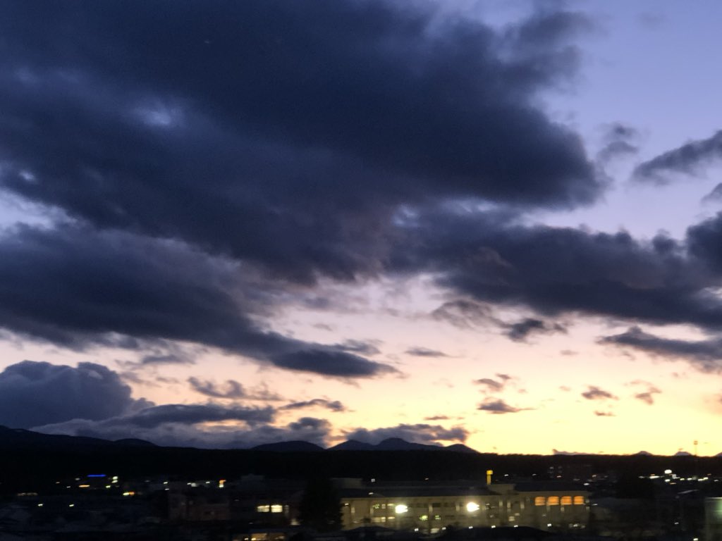tacchyal's tweet photo. Aka Fuji , Beni Fuji . #赤富士 #紅富士 日没バージョン😚😘にゃ遅すぎるが
#イマツキ #TheDarkSideOfTheMoon
そして
#イマホシ
#sunset #夕焼け #日没
#イマソラ #mysky #cloud #SunGazing #SunEating こんにちは😃こんばんは🌇 https://t.co/aOyopMRscJ