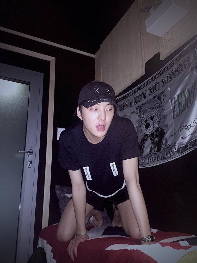 this legendary pic of seungyoon. i swear THIS IS NOT PHOTOSHOP