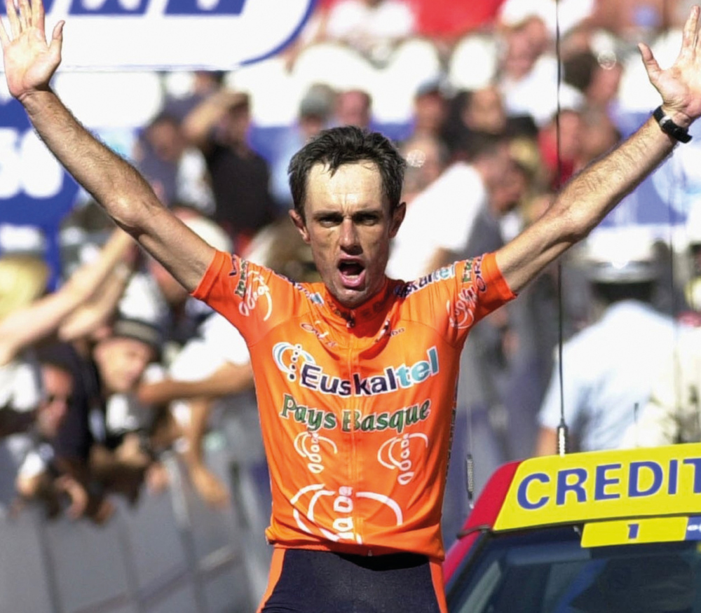 "Euskaltel revient dans le peloton en sponsor principal de l'équipe Fundación Euskadi."

Nous :