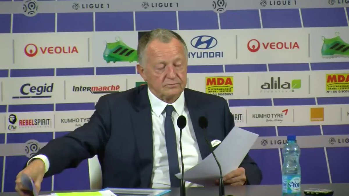 - Je lis ici le communiqué du Ministre de la Santé italien : "Non é possiblo jouer porque nostro pays e coronavirusato", ah quel dommage...
- Mais M. Aulas, il n'y aucun cas à Tur-...
- Ecoutez c'est marqué "Olympico Lioné qualificato tapi verde", moi j'y peux rien du tout.