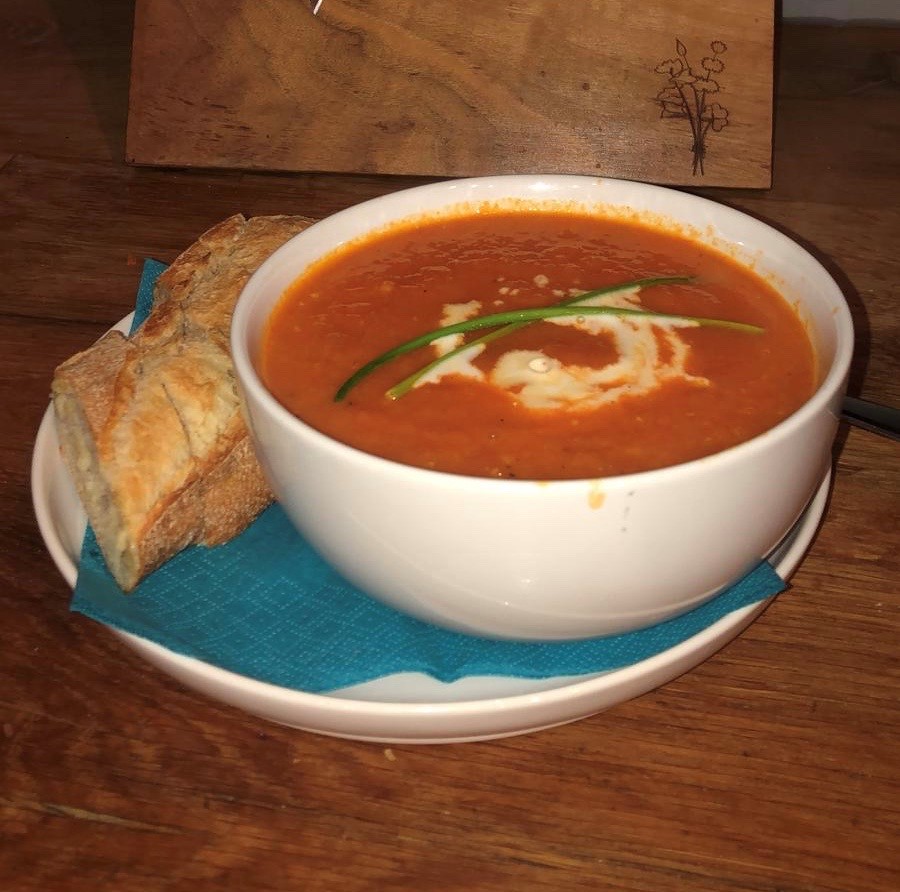 Een heerlijke warme lunch tijdens deze 'winterse' dagen. Diëtist Sanne Gudde van Diëtheek Schouwen-Duiveland  maakte deze heerlijke tomatensoep met alleen maar verse ingrediënten en zo gemaakt. ow.ly/yZvU50yxfNw