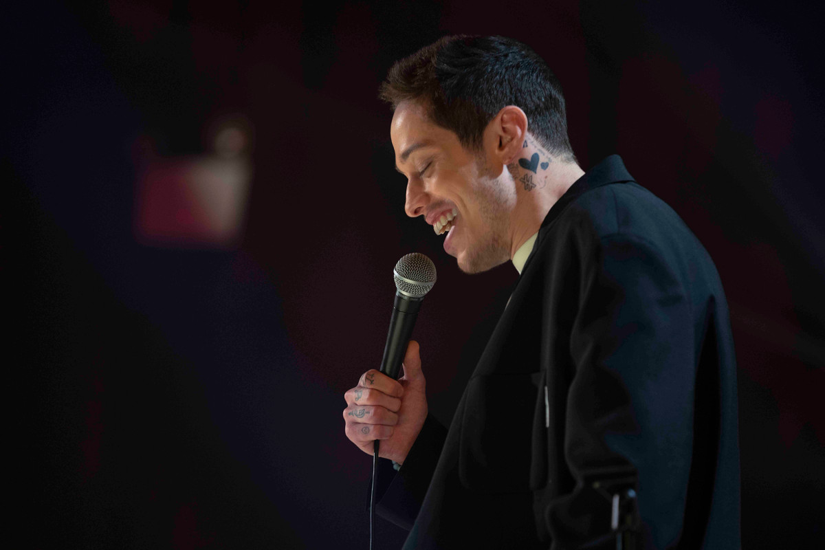 Pete Davidson slams Ariana Grande, rescinds Dan Crenshaw apology in Netflix special trib.al/e3kYOsl