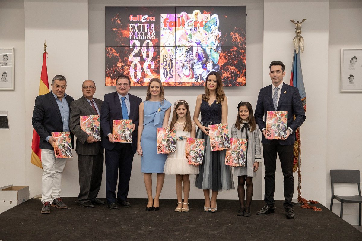 fallaconvento's tweet photo. Ayer nuestro Parador So Nelo acogió la presentación del Extra de Fallas 2020 de la revista Actualidad Fallera @act_faller. Este año nuestro grupo de la #ExpoNinot20, obra de Pere Baenas, fue el ninot seleccionado para su portada.
#FallaConvento2020💚 #ActualidadFallera https://t.co/sMoSYxZ2Sr