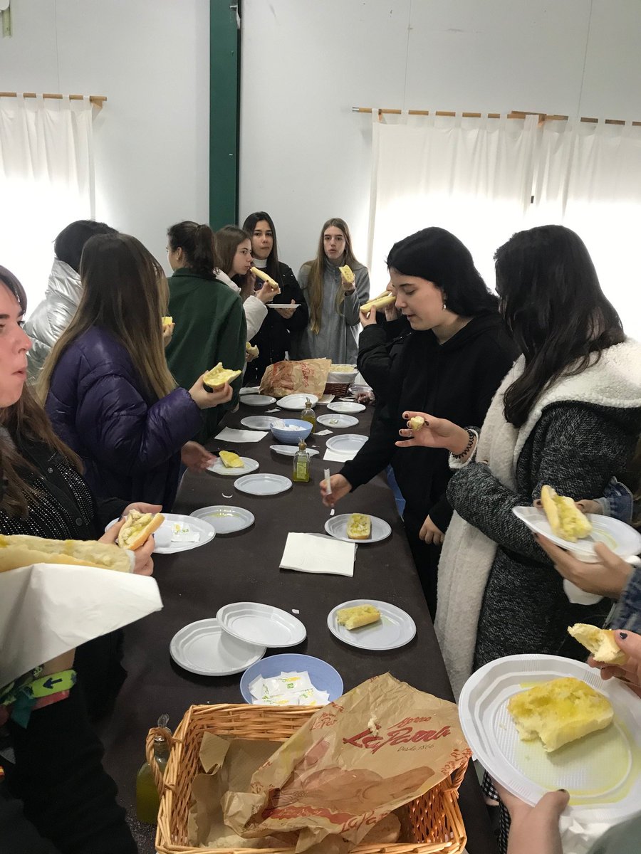 CentroZalima's tweet photo. Hace unos días alumnas de 2 de Bachillerato de Humanidades y Ciencias Sociales visitaron las instalaciones de #Covidesa. Allí, además de conocer de cerca la actividad de la cooperativa, disfrutaron de un #desayunomolinero con motivo del #DíadeAndalucía https://t.co/ud8uhio7qQ