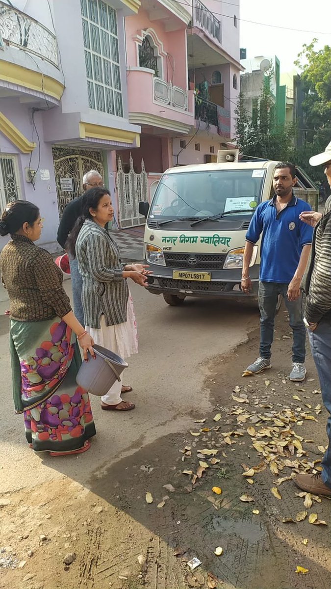 GSwachh's tweet photo. नगर निगम ग्वालियर द्वारा रहवासियों को गीला हरे डस्टबिन में एवं सूखा कचरा नीले डस्टबिन में डालने को कहा गया और उनको प्लास्टिक से होने वाले नुकसान एवं 3R के उपयोग करने के लिए भी प्रेरित किया गया ।
#SwachhSurvekshan2020Gwalior #SwachhMP
@SwachhBharatGov  #SwachhGwalior #SwachhMp https://t.co/ZqEZyOKOwF