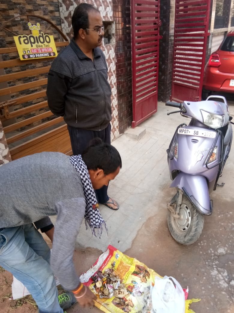 GSwachh's tweet photo. नगर निगम ग्वालियर द्वारा रहवासियों को गीला हरे डस्टबिन में एवं सूखा कचरा नीले डस्टबिन में डालने को कहा गया और उनको प्लास्टिक से होने वाले नुकसान एवं 3R के उपयोग करने के लिए भी प्रेरित किया गया ।
#SwachhSurvekshan2020Gwalior #SwachhMP
@SwachhBharatGov  #SwachhGwalior #SwachhMp https://t.co/ZqEZyOKOwF