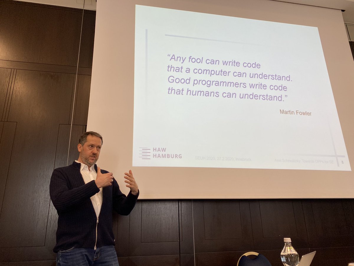 Alex Schmolitzky stellt in seinem Vortrag ‘Towards an Online Programming Platform Complementing Software Engineering Education’ das PHATAI Projekt vor: ein Lehransatz der SE Programmierung kompetitiv &amp; kooperativ, inkl. Peer Reviews, vermittelt.