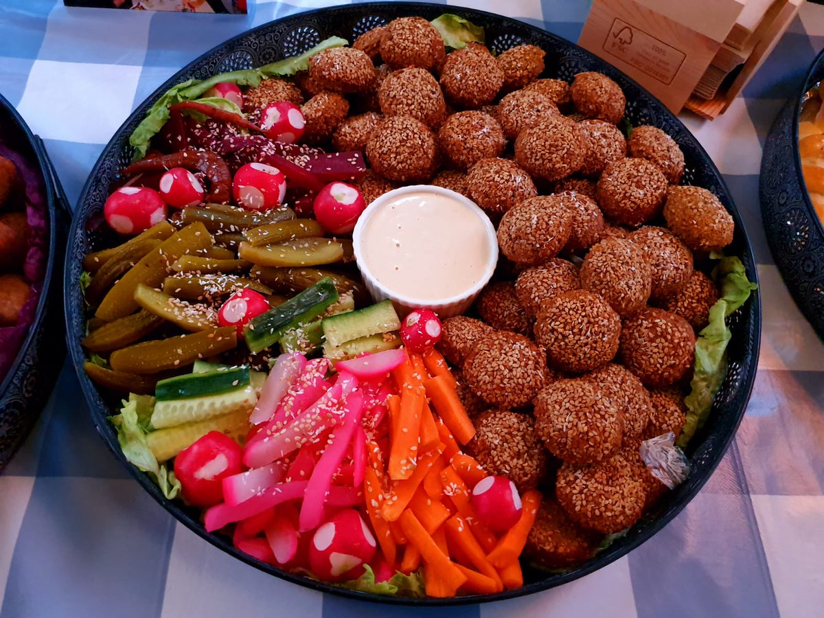 Judecatering's tweet photo. Falafel à la Zena. Onze kok die altijd weer nieuwe presentaties bedenkt. #syrischecatering #vegetarischecatering https://t.co/2tEsttDWeI