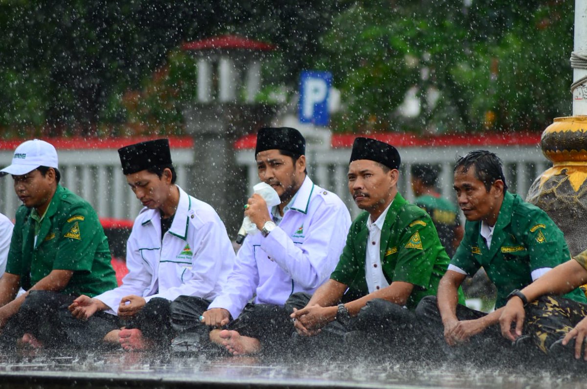 Sudiro_PINUK's tweet photo. Pimpinan Cabang Gerakan Pemuda Ansor Kabupaten Banyumas ikut menyuarakan aspirasi masyarakat terkait penolakan Judi Togel yang berada di Banyumas.
@DivHumas_Polri @poldajateng_

#AnsorMaju1Barisan
#Banser1Komando https://t.co/kJ3Ku8HW4u