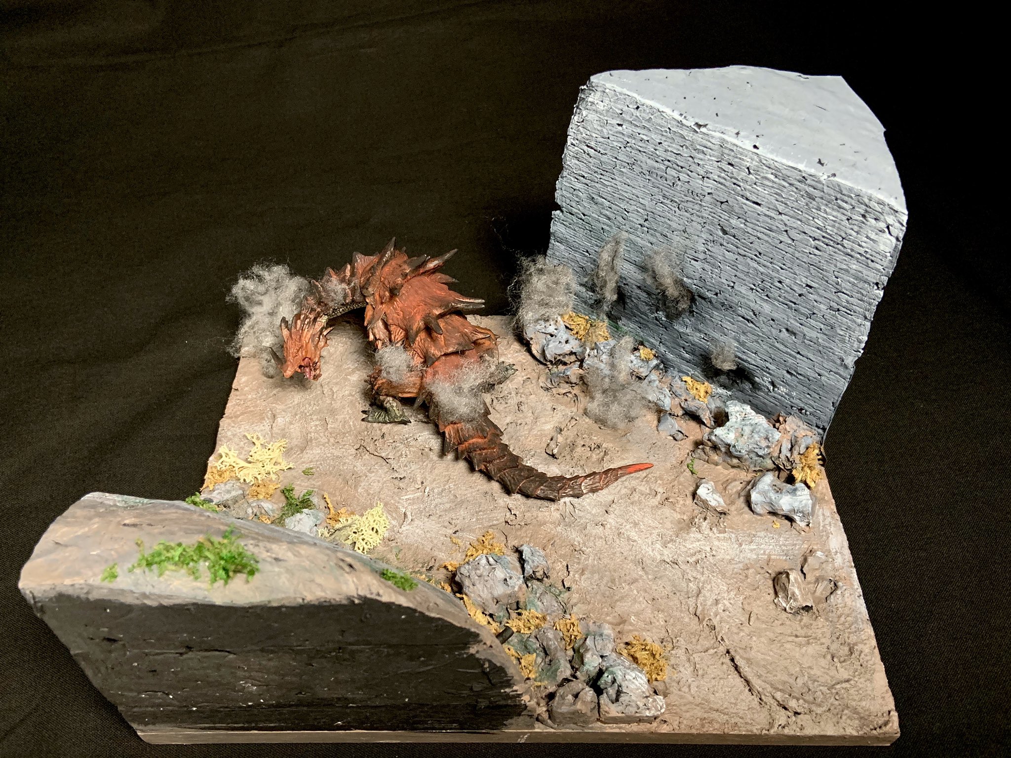 ジオラマつくるごえもん Goemon モンハンミニジオラマ完成品 老山龍製作過程 ラオシャンロン できました 動く霊峰こと老山龍が砦を横切るシーンです この古龍には思い入れのある方も多いのではないでしょうか 自分的に大満足なのでいいねと