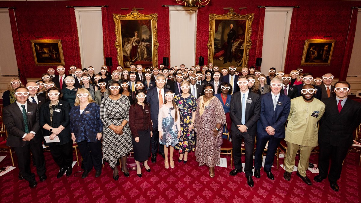ClearlyWorld's tweet image. Thanks to The Countess of Wessex for getting her #GlassesOn &amp;amp; hosting our ‘Vision for the Commonwealth’ event at St James’s Palace last night.

54 Commonwealth leaders can improve hundreds of millions of children&apos;s lives by putting #GlassesInClasses

#CHOGM2020 in Rwanda is next